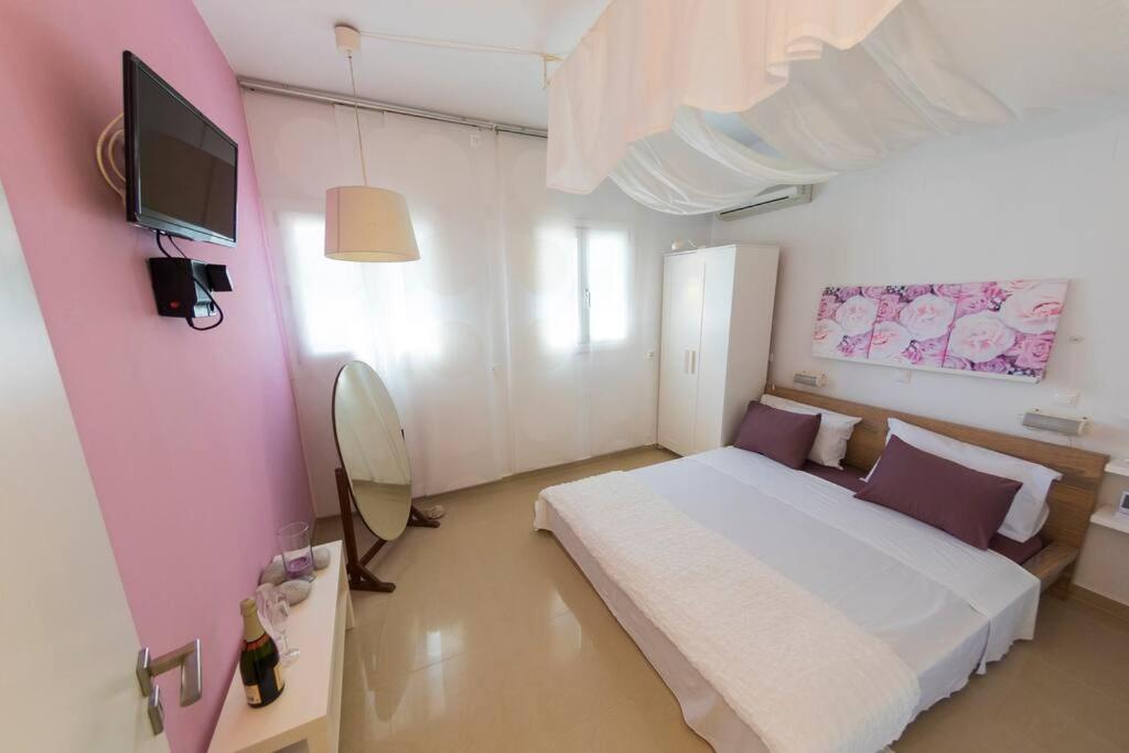 Uno Beachfront Suite Livadia  Bagian luar foto